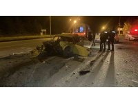 Alkollü ve ehliyetsiz sürücü yol kenarında duran tıra çarptı: 3 yaralı