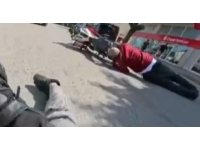 Motosiklet sürücüsü yayalara çarpmamak için kendini feda etti