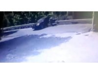 Motosiklet sürücüsü otomobilin üzerine uçarak yere düşüp yaralandı