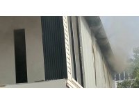 İnşaat halindeki emlak ofisinden çıkan yangın ekipleri alarma geçirdi