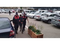 Şakalaştığı arkadaşını av tüfeğiyle kazaen öldüren genç tutuklandı