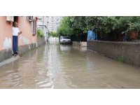 Adana’da sabah saatlerinde etkili olan sağanak her yeri su altında bıraktı