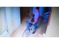 Apartmana giren şüpheliler bisikletleri çaldı, o anlar kamerada