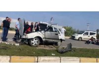 Aydınlatma direğine çarpan otomobil hurdaya döndü: 2 yaralı