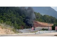 Antalya’da seyir halindeki araç alev alev yandı