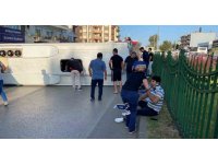 Antalya’da servis aracı otomobille çarpıştı: 12 yaralı