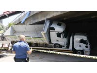 Çekicinin üzerindeki kamyon otoyol köprüsüne sıkıştı