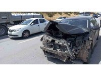 Otomobil refüje çarptı, sürücü yaralandı