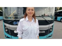 Yolcular, otomobil sürücüsü ile tartışan kadın sürücü için yumruk yumruğa kavga etti