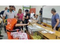 Oy kullanmaya ambulansla geldi