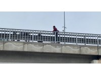 Köprülü kavşak üzerinde intihar girişimi: Polisler yaklaştı o uzaklaştı