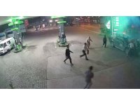Motorunda yangın başlayan kamyonettekilerin akaryakıt istasyonunda ’pes’ dedirten sakinliği