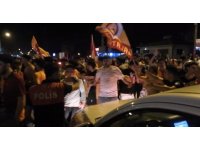 İlaçlama aracıyla şampiyonluk kutlaması yapan taraftarların arasına daldı