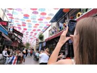 450 şemsiyenin gölgelediği cadde, turistlerin uğrak mekanı oldu