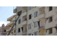 Canlarını hiçe sayıp ağır hasarlı binalardan eşya taşıyorlar