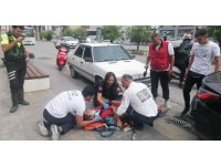 Otomobilin çarpıp kaçtığı motosikletli kurye yaralandı