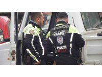 Alkollü sürücü önce park halindeki araca vurdu sonra araç içinde sızdı