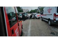 İşçileri taşıyan minibüs ile otomobil çarpıştı: 1 ölü 10 yaralı