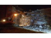 Gece çöken ağır hasarlı bina kontrollü olarak tamamen yıkıldı