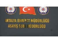 Kendisini polis olarak tanıtıp yabancı uyruklu şahısları 5 milyon TL dolandırdı