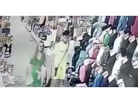 Esnafı sahte 100 dolar vererek dolandırırken önce kameraya sonra polise yakalandılar