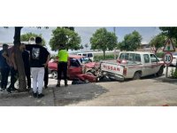 Hurdaya dönen araçtan yaralı kurtuldular