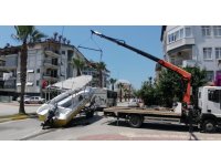 Tekne kazası kara yolunu kapattı