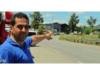 Akü değiştirken bir anda yola savruldular, o anlar kamerada