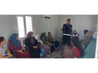 Polis, konteyner kentte vatandaşları bilgilendirdi