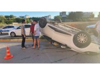 Önüne çıkan araca çarpmamak için direksiyonu kırdı, refüje çıkıp ters döndü