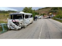 Burdur’da işçi servisi ile otomobil çarpıştı: 13 yaralı