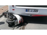 Önünde duran minibüsü fark eden motosiklet sürücüsü direksiyonunu bırakıp kendini yere attı