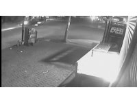 Şüpheli kovalayan polisler kaza yaptı...Kaza anı güvenlik kamerasına yansıdı