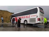 Antalya’da yoldan çıkan otobüs toprak yığınına çarptı: 10 yaralı