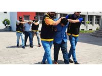 Dolmuşu durdurarak bir şahsı darp edip bıçaklayan baba ve oğlu tutuklandı