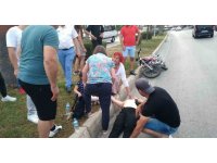 Motosiklet, yaya geçidinde turist anne ile kızına çarptı