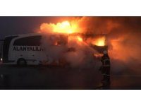 Burdur’da seyir halindeki yolcu otobüsü tamamen yandı