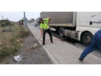 Tırdan yola saçılan yakıta trafik polisi kürekle kum atarak önlem aldı