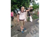 Eve giren yılanı eliyle yakaladı