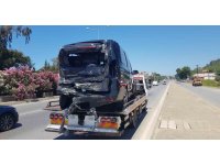 Antalya’da midibüs ile VİP minibüs çarpıştı: 1’i ağır 11 yaralı