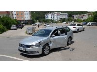 Hafif ticari araçla otomobil çarpıştı: 1 yaralı