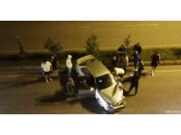 Alkollü sürücü park halindeki otomobile çarpıp refüje çıktı