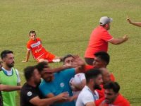 Amatör maçta saha bir anda karıştı, kavgayı ayıran yönetici başından yaralandı