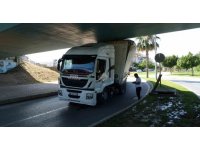 Yüksekliği hesap edemeyen tır sürücüsü alt geçitte sıkıştı