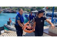 Şelale yanında serinlemek isterken falezlerden aşağı düşen genç ölümden döndü