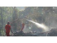 Mersin’de bahçe yangını ormana sıçramadan söndürüldü