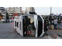 Adana’da sinyalizasyon direğine çarpan yolcu minibüsü devrildi: 3 yaralı