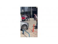 Sevgilisine çarpan yaşlı adamı herkesin gözü önünde bıçakladı