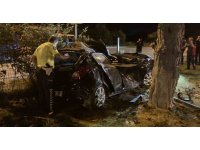 Isparta’da kontrolden çıkan araç ağaca çarptı: 1’i ağır 2 yaralı