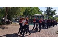 Ukraynalı kadın tefecinin elindeki kelepçeyi gizleme çabası